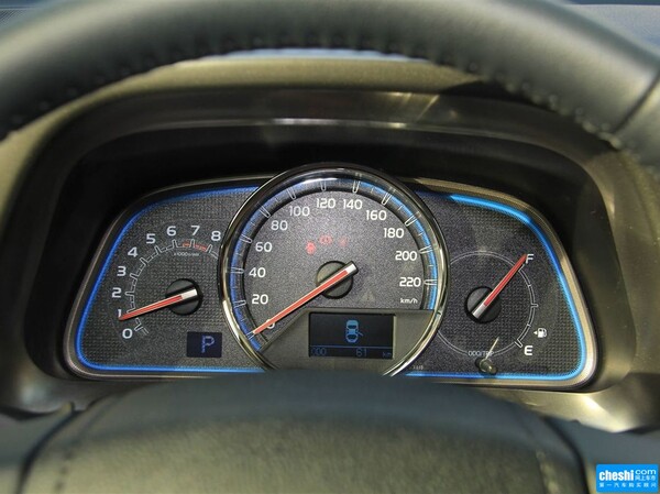 一汽丰田  2.5L 自动 方向盘后方仪表盘