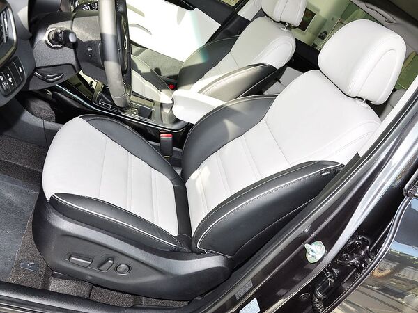 起亚(进口)  索兰托L 2.4L GDI 驾驶席座椅前45度视图