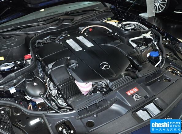 奔驰(进口) CLS 320 发动机局部特写
