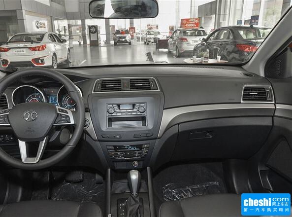 北汽绅宝  2.0T 自动 大中控全景