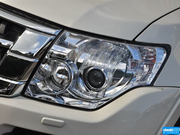三菱(进口)  3.0L 自动 车辆大灯细节