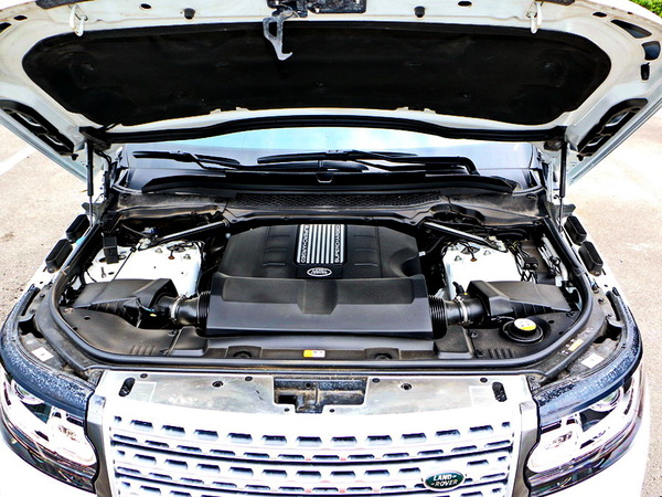 路虎  3.0 V6 发动机舱