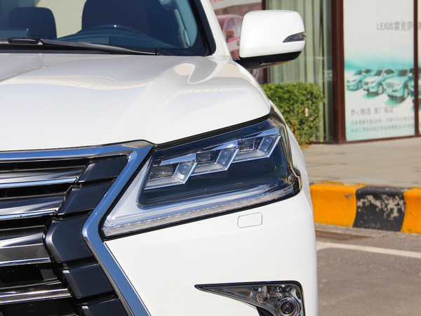 雷克萨斯  570 左前大灯