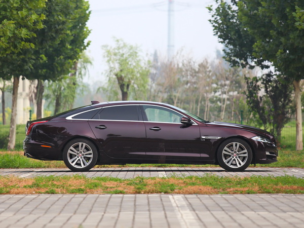 捷豹  XJL 3.0 正右侧