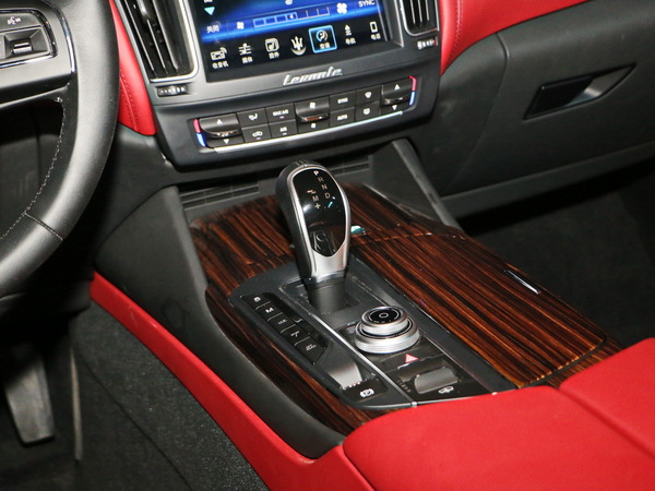 玛莎拉蒂  3.0T 换挡杆