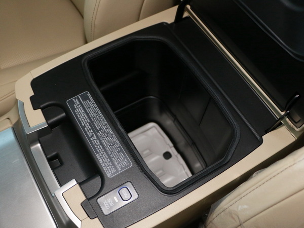 一汽丰田  4.6L 前排中央扶手箱