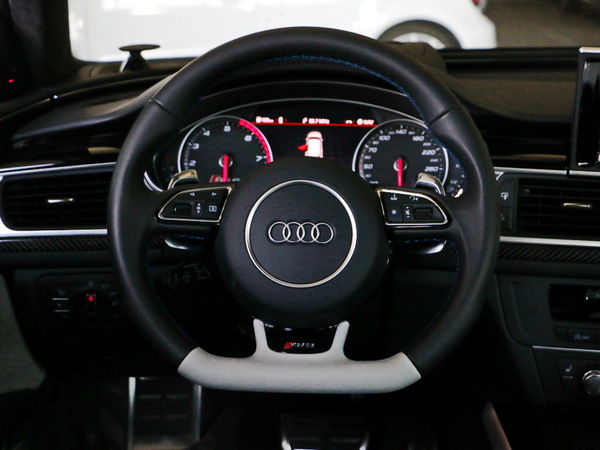 Audi Sport  RS 6 方向盘