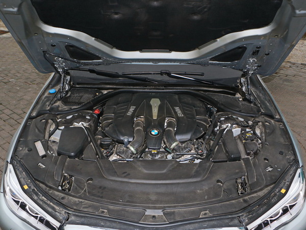 寶馬(進(jìn)口)  750Li 發(fā)動(dòng)機(jī)艙