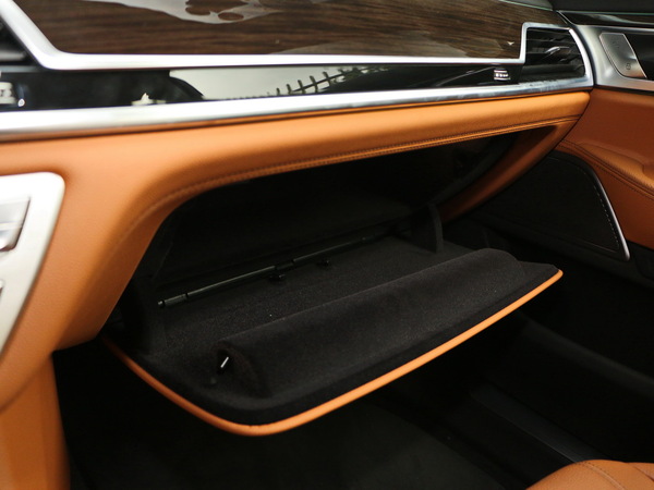 宝马(进口)  730Li 手套箱