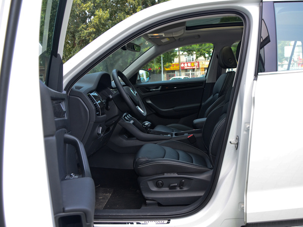 斯柯达  TSI330 前排空间