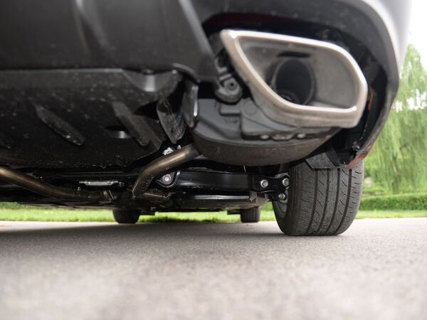 雷克萨斯 300 右后悬架