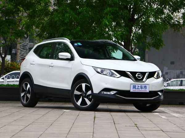 东风日产  2.0L 右前正45度