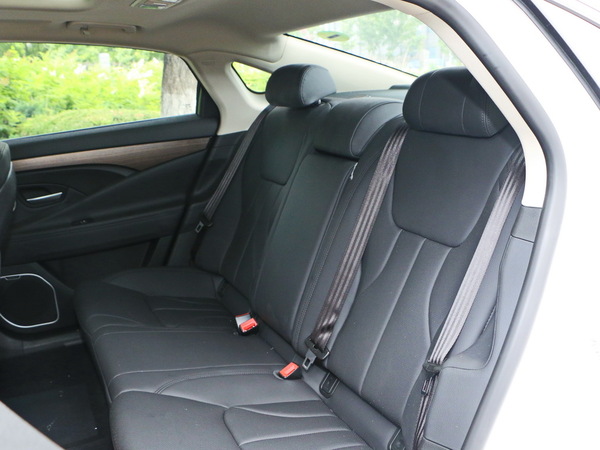 吉利汽车 1.8T 第二排座椅