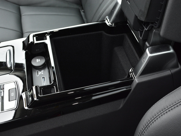 路虎  5.0 V8 SVX 前排中央扶手箱