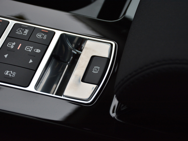 路虎  5.0 V8 SVX 手刹/驻车按键