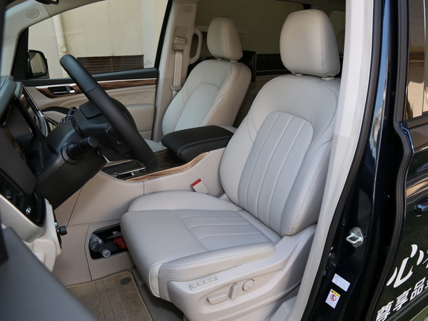 广汽传祺  320T 前排座椅