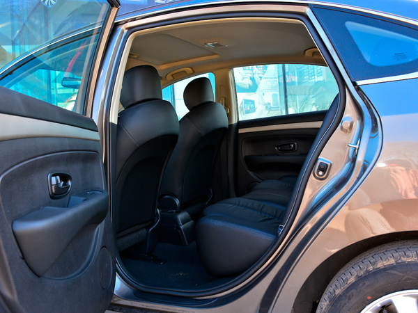 东风日产  经典 第二排空间