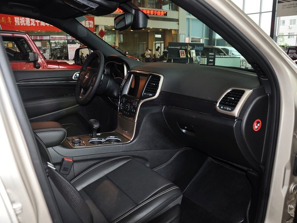 西安jeep大切诺基优惠5.6万元 部分现车
