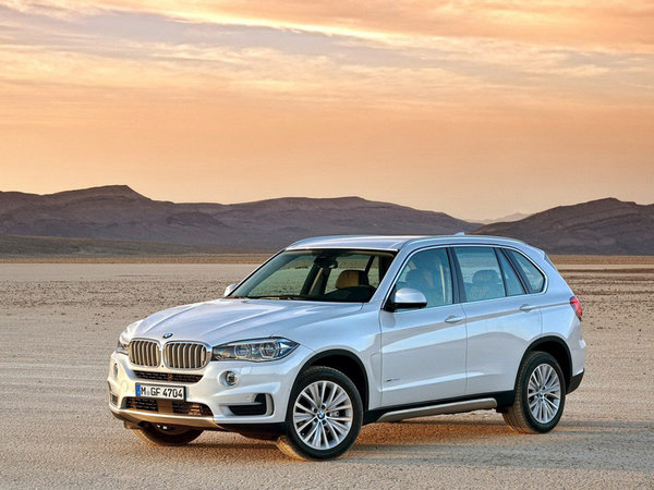X5不仅秉承BMW X5一贯的磅礴动力和卓越操控,更以全新刚健外观,令人心生敬仰;可选配第三排座椅的豪华空间,尽释奢华体验。 宽敞的车内空间、配备恒时四轮驱动系统的BMW X5第一次将能够与BMW轿车相媲美的驾驶动态与越野路面上卓越的通过性完美结合,当时的X5被要求必须拥有操控性能和驾驶乐趣,于是这部全时四轮驱动产品被刻意设计成有高达62%的后轮驱动,目的就是为了保留BMW最为传统、最为精髓的驾驶精神。 不断进取的豪华特质,精选的材质,细腻的做工,于设计制造的纤微细节体现豪华意境,这些,都是全新BMW