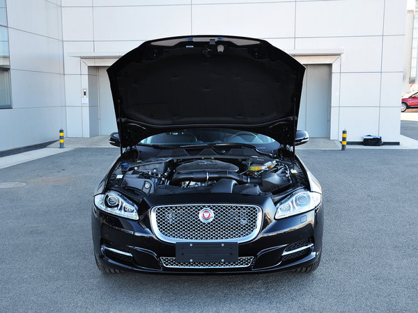 捷豹 XJL 2.0T 车辆发动机舱整体