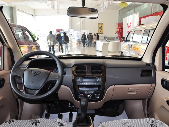 上汽通用五菱  1.2L 手动 大中控全景