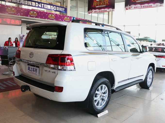 一汽丰田  4.6L 右后正45度