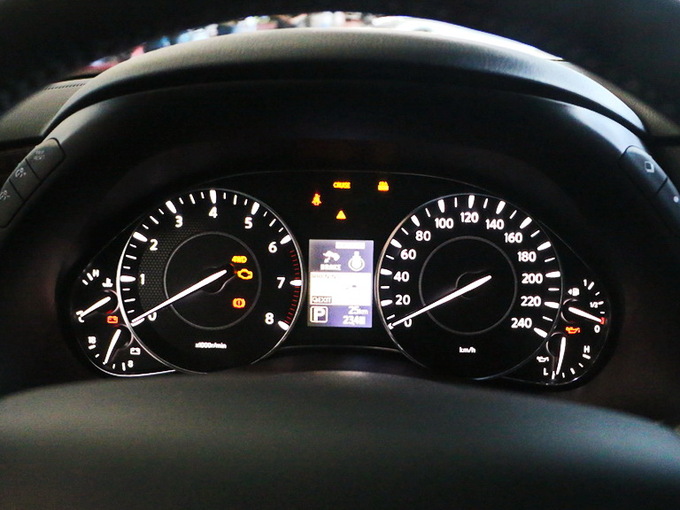 日产(进口)  5.6L 仪表盘