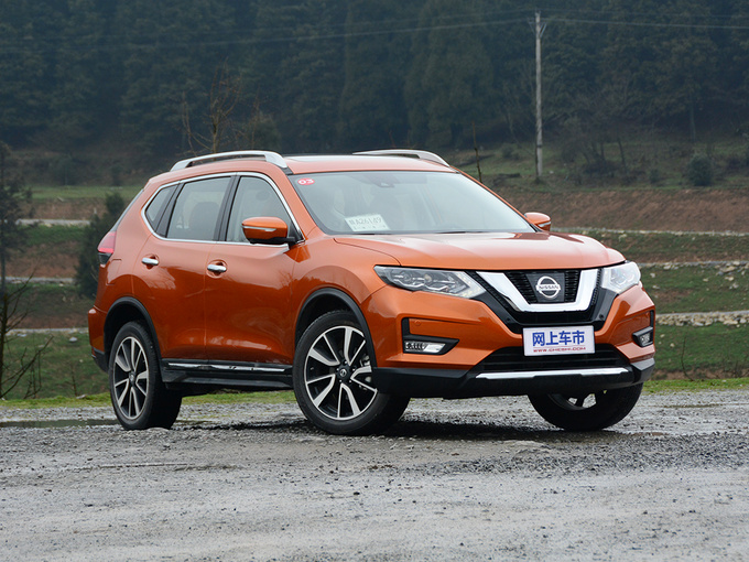 东风日产  2.5L 右前正45度