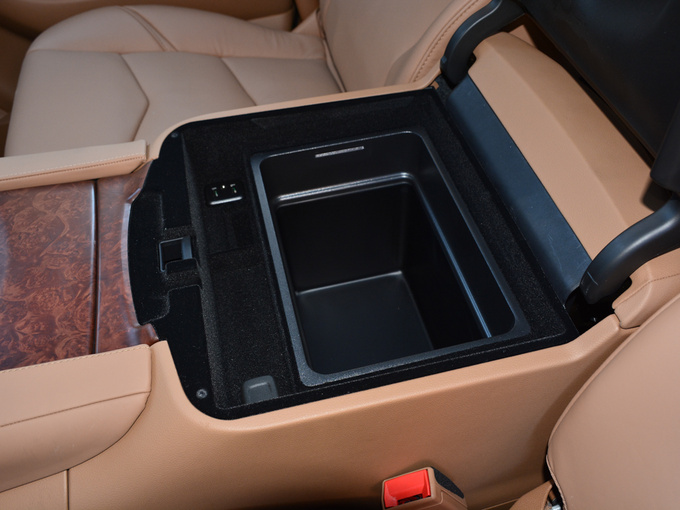 凯迪拉克(进口)  6.2L 前排中央扶手箱