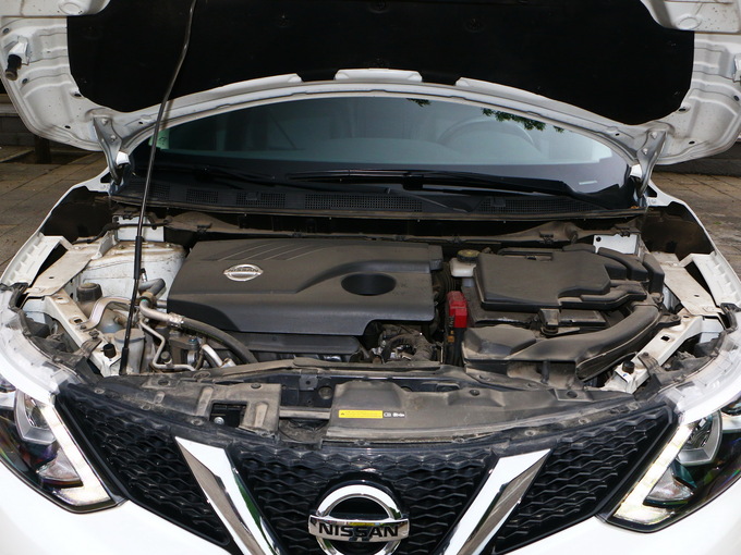 东风日产  2.0L 发动机舱