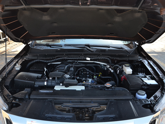 郑州日产  2.5L 发动机舱