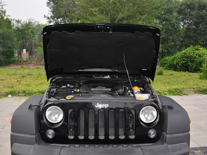 Jeep  3.6L 两门舒享版 发动机舱