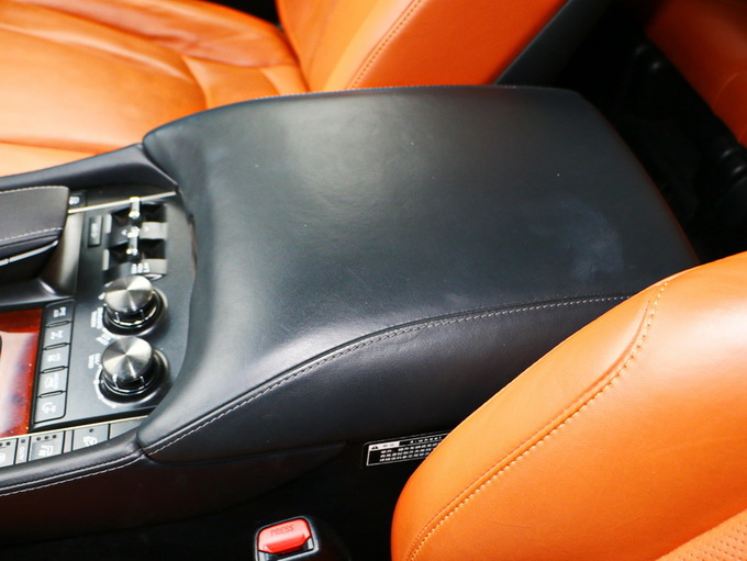 雷克萨斯  570 前排中央扶手