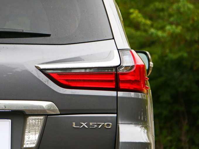 雷克萨斯  570 右后尾灯