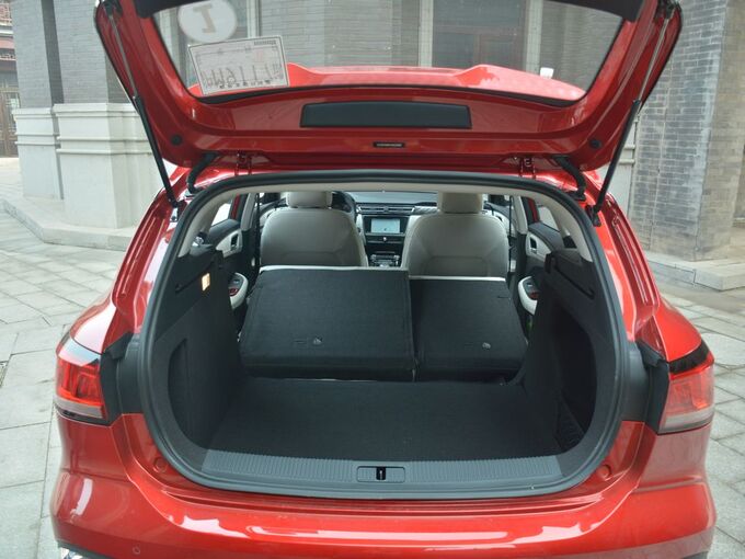 上汽荣威   后备箱