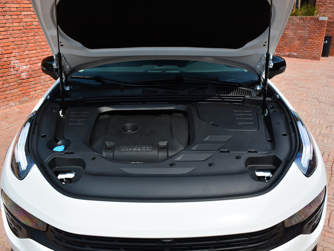 领克 2.0T 发动机舱