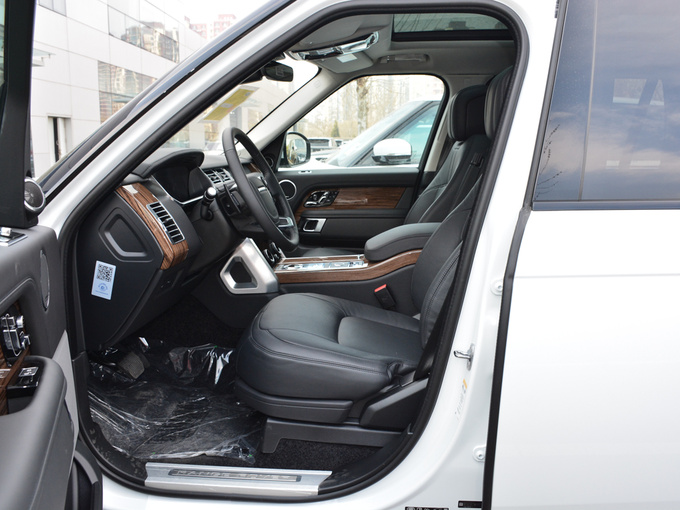 路虎  3.0 V6 SC Vogue SE 前排空间