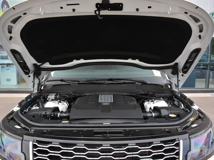 路虎  3.0 V6 SC Vogue 发动机舱