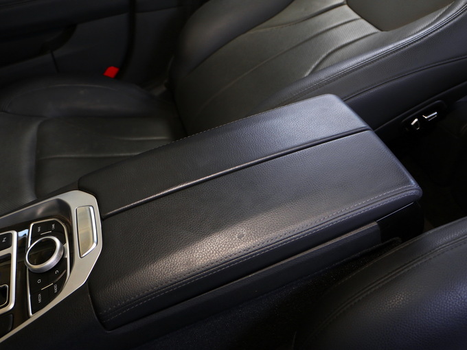 吉利汽车  1.8T 前排中央扶手