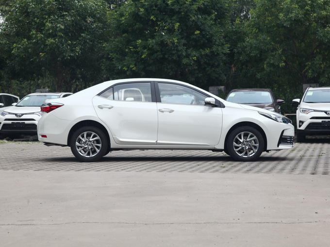 一汽丰田  1.2T S-CVT 正右侧