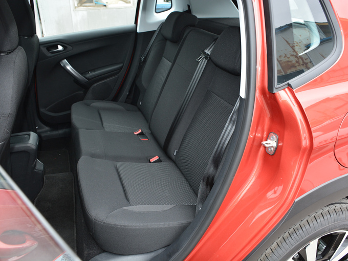 东风标致  1.6L 第二排座椅