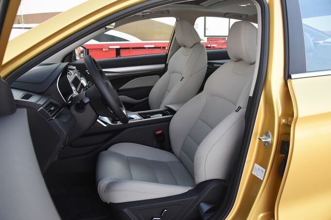 吉利汽车 200T 前排座椅