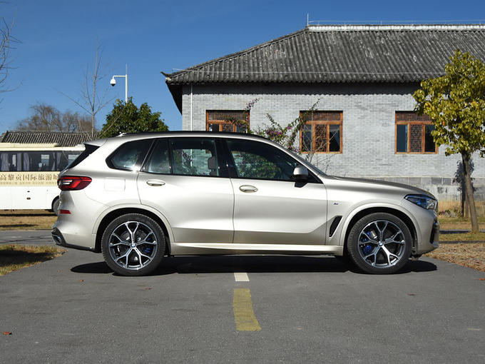 宝马(进口)  xDrive40i 正右侧