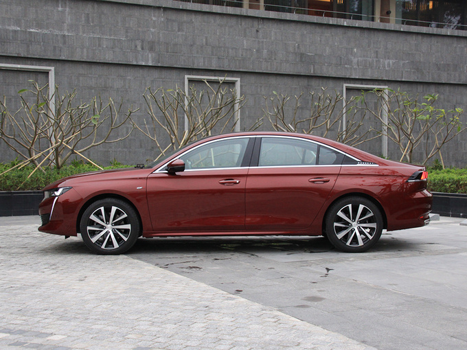 东风标致  508L 400THP PureTech 激情版 正左侧