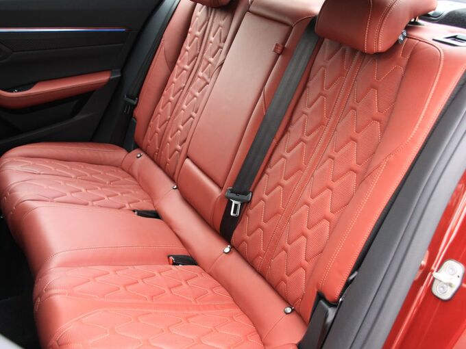 东风标致  508L 400THP PureTech 激情版 第二排座椅