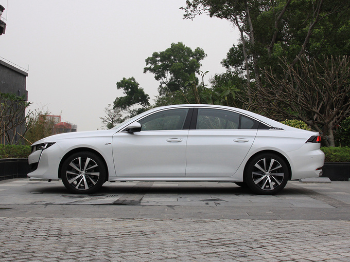 东风标致  508L 400THP PureTech 激情版 正左侧