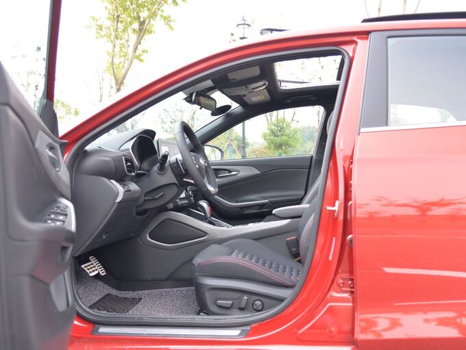 北京现代  280TGDi 智速版 前排空间