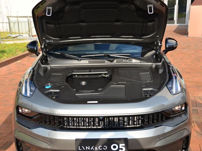 领克  2.0TD 发动机舱