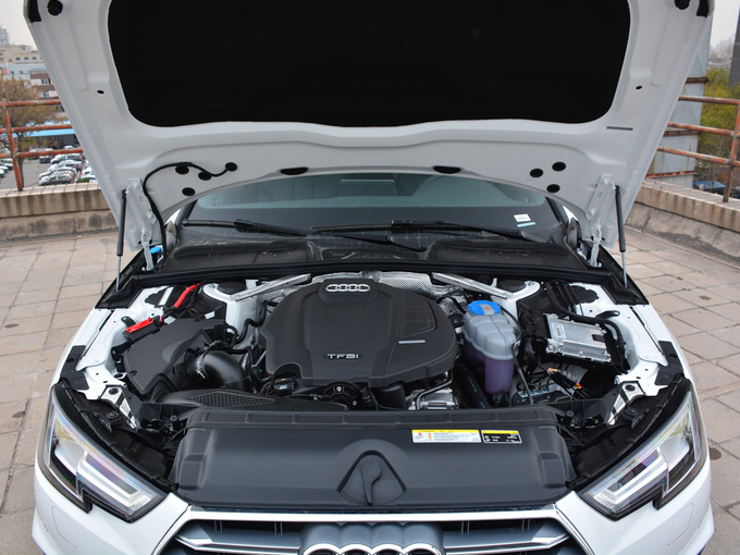 一汽奥迪  40 TFSI 时尚型 发动机舱