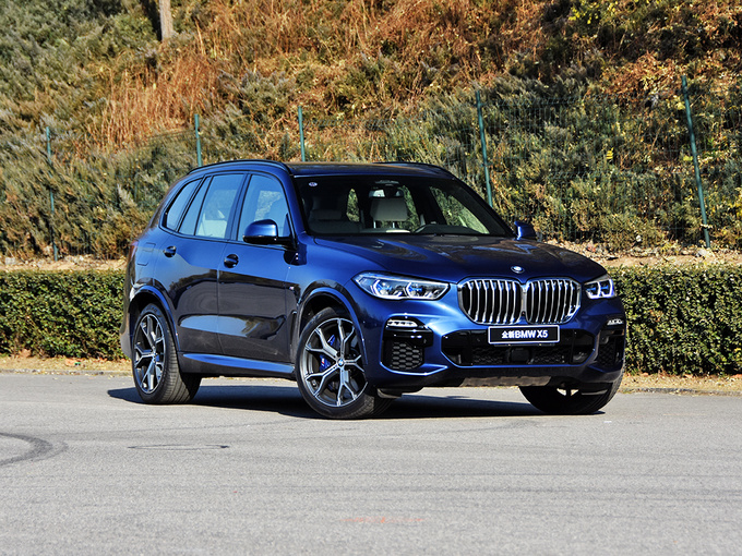宝马(进口)  xDrive40i 尊享型 右前正45度